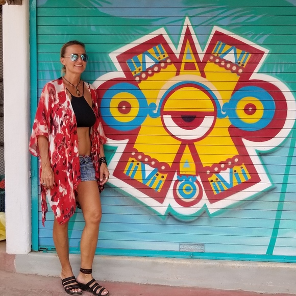 Back in Fashion Action! Shop on! - Picture 2 of 8